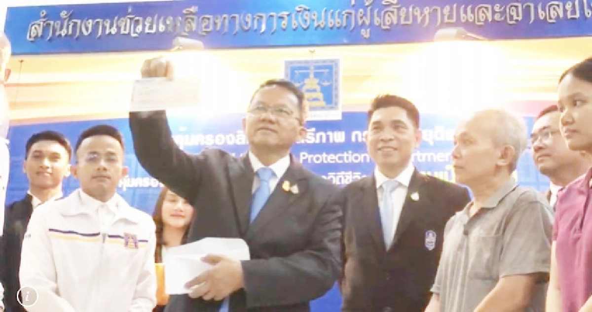 "สมศักดิ์"โชว์ป๋ายธ.พึ่งได้ประเดิมชดเชยพ่อค้าไก่-วัยรุ่น "สมศักดิ์"โชว์ป๋ายธ.พึ่งได้ประเดิมชดเชยพ่อค้าไก่-วัยรุ่น