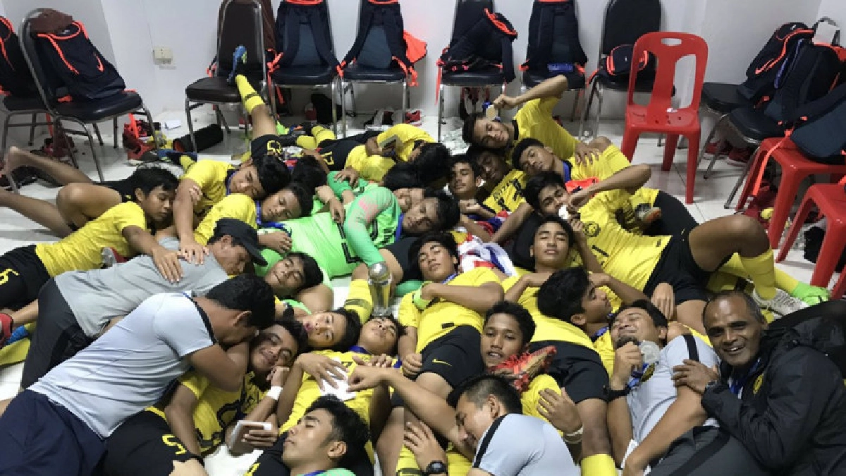 เสือเหลืองยู-15ฉลองแชมป์ด้วยท่านอนฝันดี