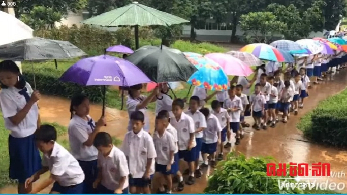 สุดประทับใจ "วันฝนพรํา"พี่ๆช่วยกันกางร่ม ให้น้องๆประถมฯ