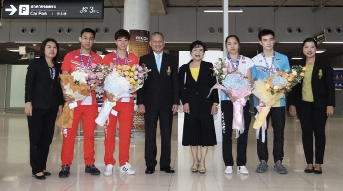 4 นักหวดขนไก่ไทยกลับบ้าน 4 นักหวดขนไก่ไทยกลับบ้าน