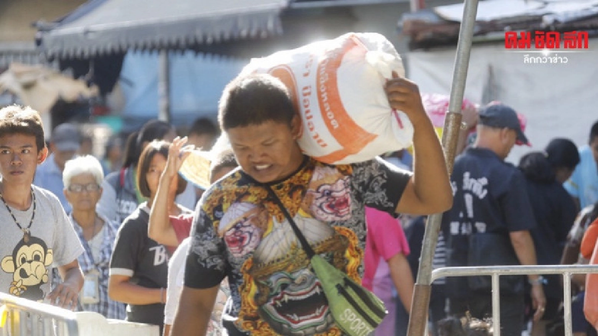 ประเพณีทิ้งกระจาด มอบสิ่งของปชช.กว่า 2 หมื่นชุด (ภาพชุด)