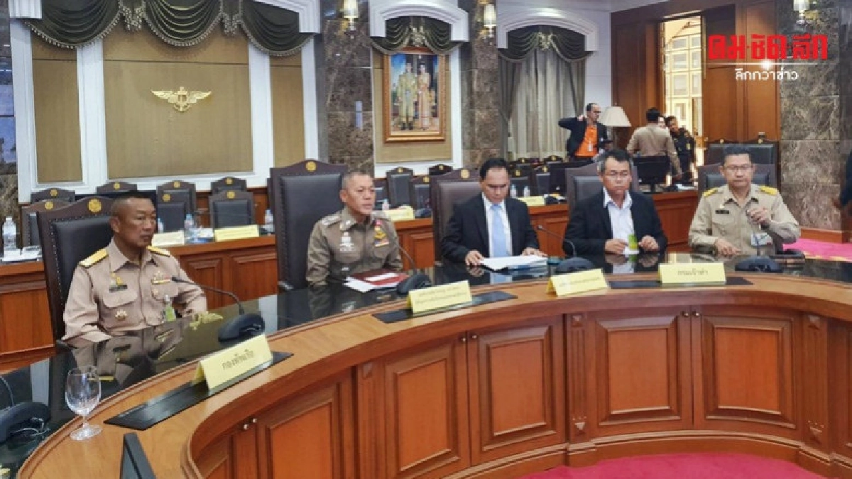 ในหลวง-ราชินี เสด็จร่วมขบวนพยุหยาตราทางชลมารค 