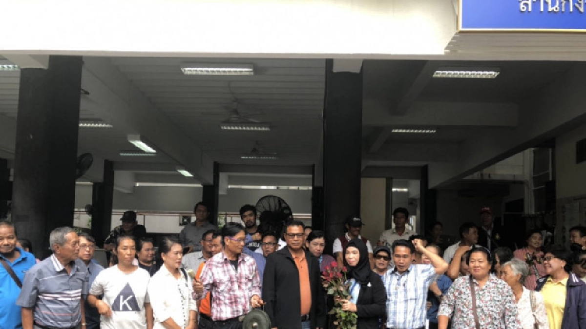 ชาวบ้านเขาดินลุยยื่นหนังสือเปิดผนึกถึงลุงตู่ ชาวบ้านเขาดินลุยยื่นหนังสือเปิดผนึกถึงลุงตู่