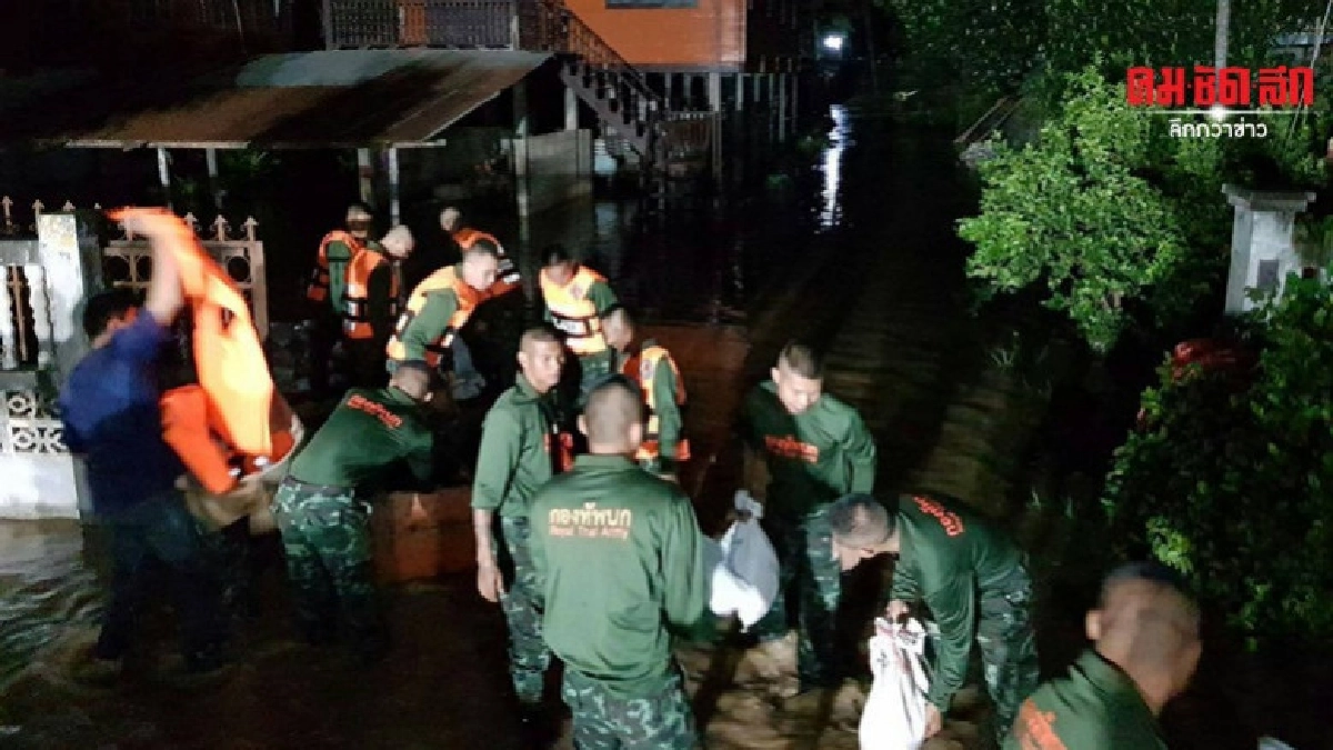 กองทัพเฝ้าระวังสุโขทัยรับมือน้ำล้นตลิ่ง เร่งเสริมแนวพนังกั้น กองทัพเฝ้าระวังสุโขทัยรับมือน้ำล้นตลิ่ง เร่งเสริมแนวพนังกั้น