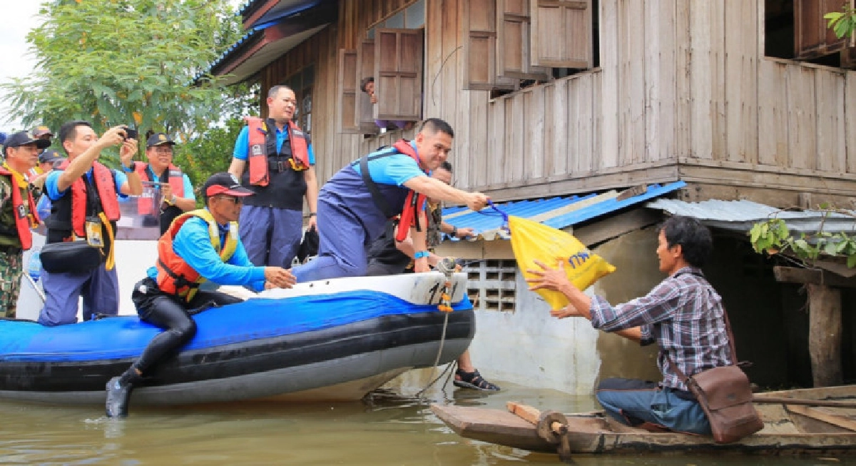 'วราวุธ'นำทีมทส.ช่วยน้ำท่วมเมืองอุบลฯ 'วราวุธ'นำทีมทส.ช่วยน้ำท่วมเมืองอุบลฯ