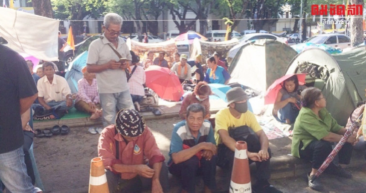 เฉลิมชัย เคลียร์เอง รับม็อบบุกกระทรวง ทวงสัญญาแก้หนี้สิน เฉลิมชัย เคลียร์เอง รับม็อบบุกกระทรวง ทวงสัญญาแก้หนี้สิน