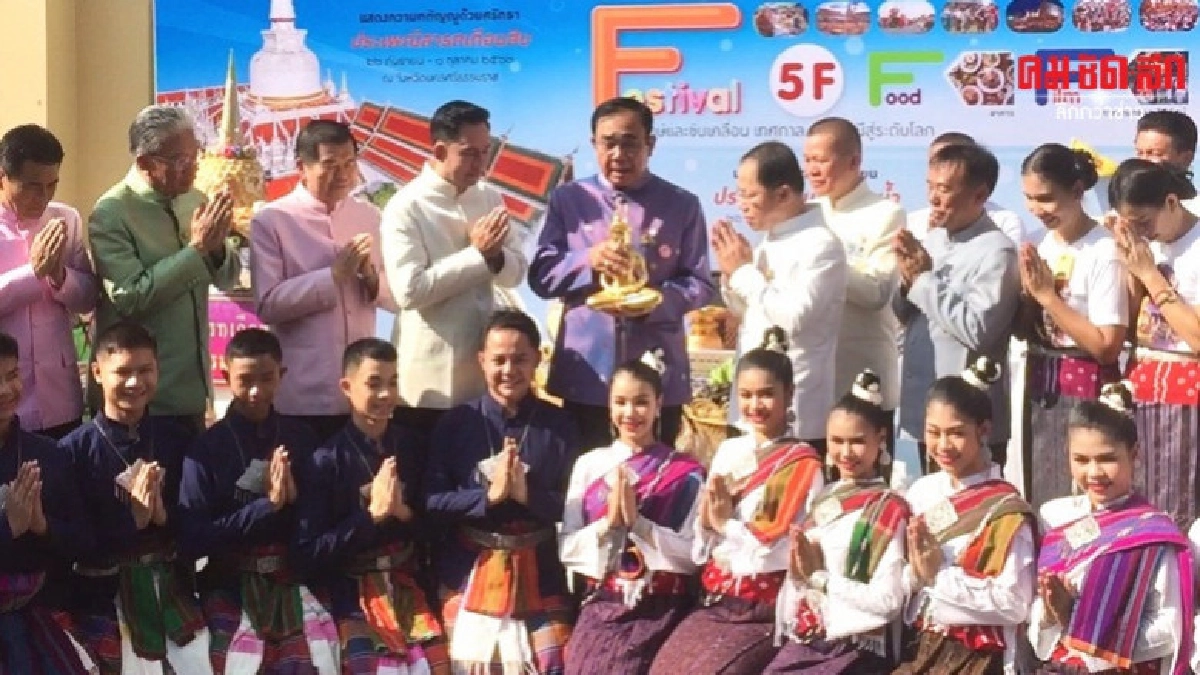 นายกฯ อุ้ม พระพุทธมหาธรรมราชา อธิษฐานขอบ้านเมืองสงบ นายกฯ อุ้ม พระพุทธมหาธรรมราชา อธิษฐานขอบ้านเมืองสงบ