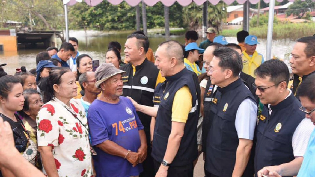  "เฉลิมชัย" ลงพื้นที่น้ำท่วมอุบลสำรวจความเสียหาย 