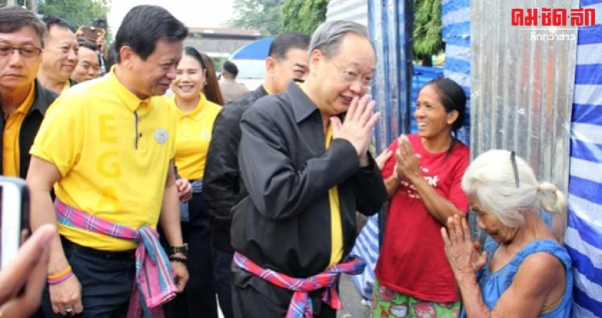 "สนธิรัตน์" มอบสิ่งของช่วยชาวอุบลฯ "สนธิรัตน์" มอบสิ่งของช่วยชาวอุบลฯ