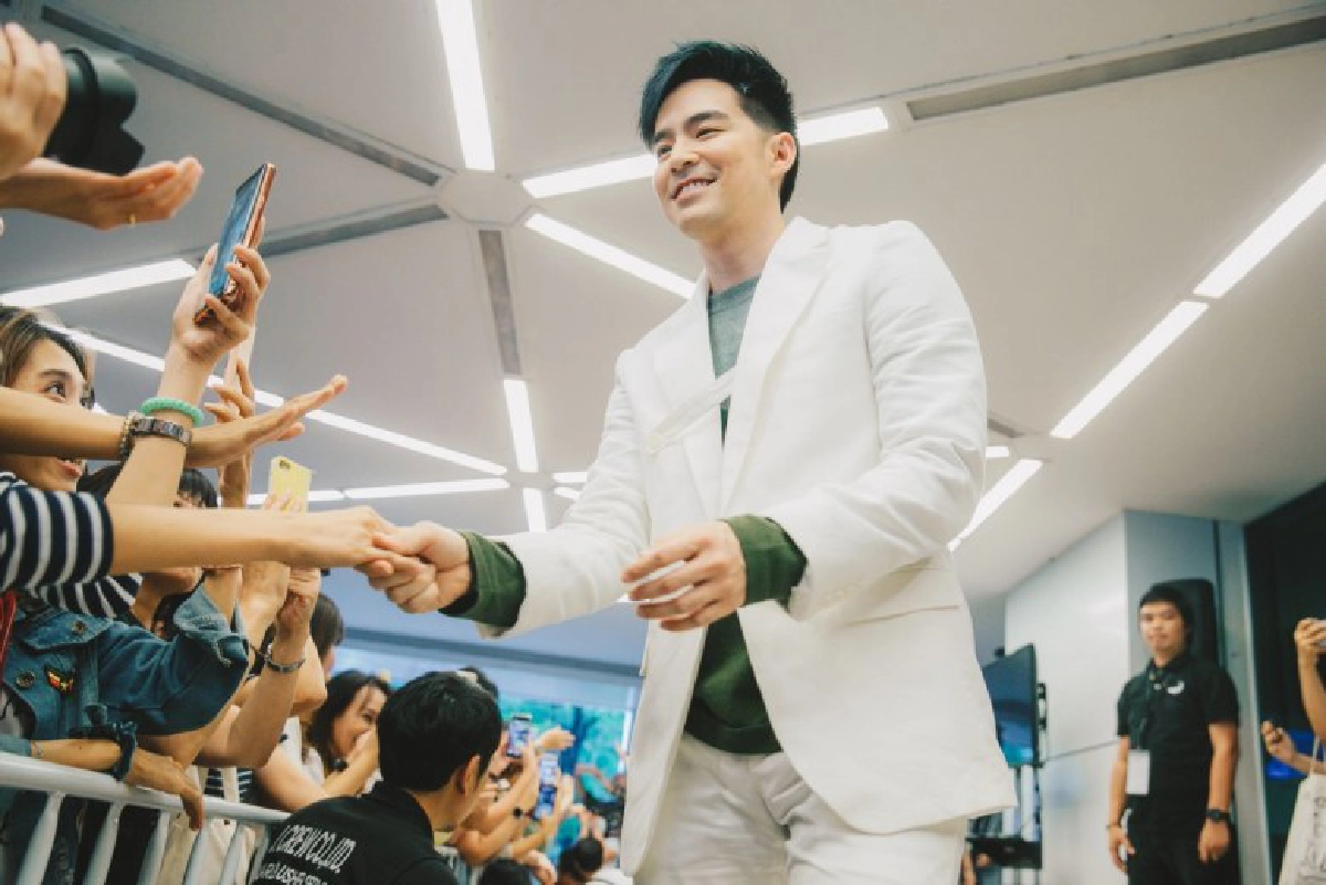  'ดีทูบี'  แถลงข่าวรายล้อมด้วยดวงดาว