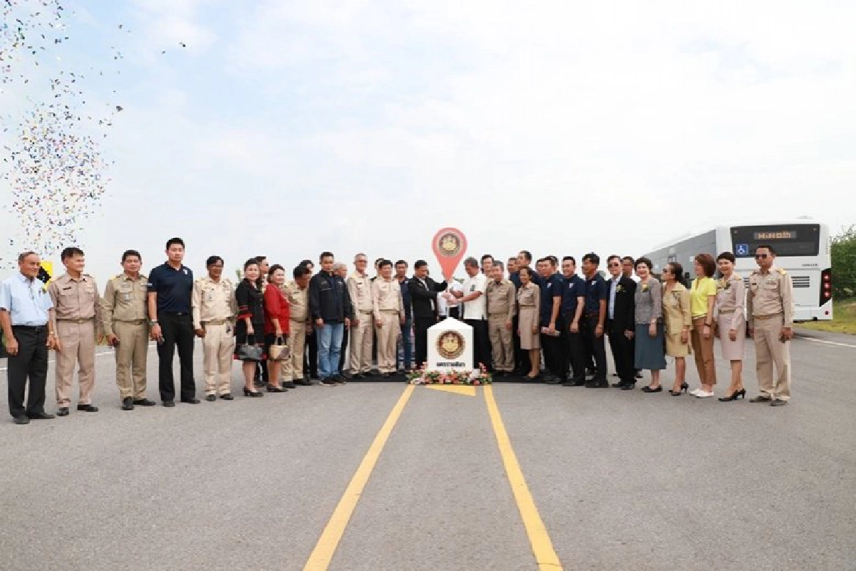 มอบโฉนดแปลงใหม่ พัฒนาพื้นที่เมืองบัวใหญ่