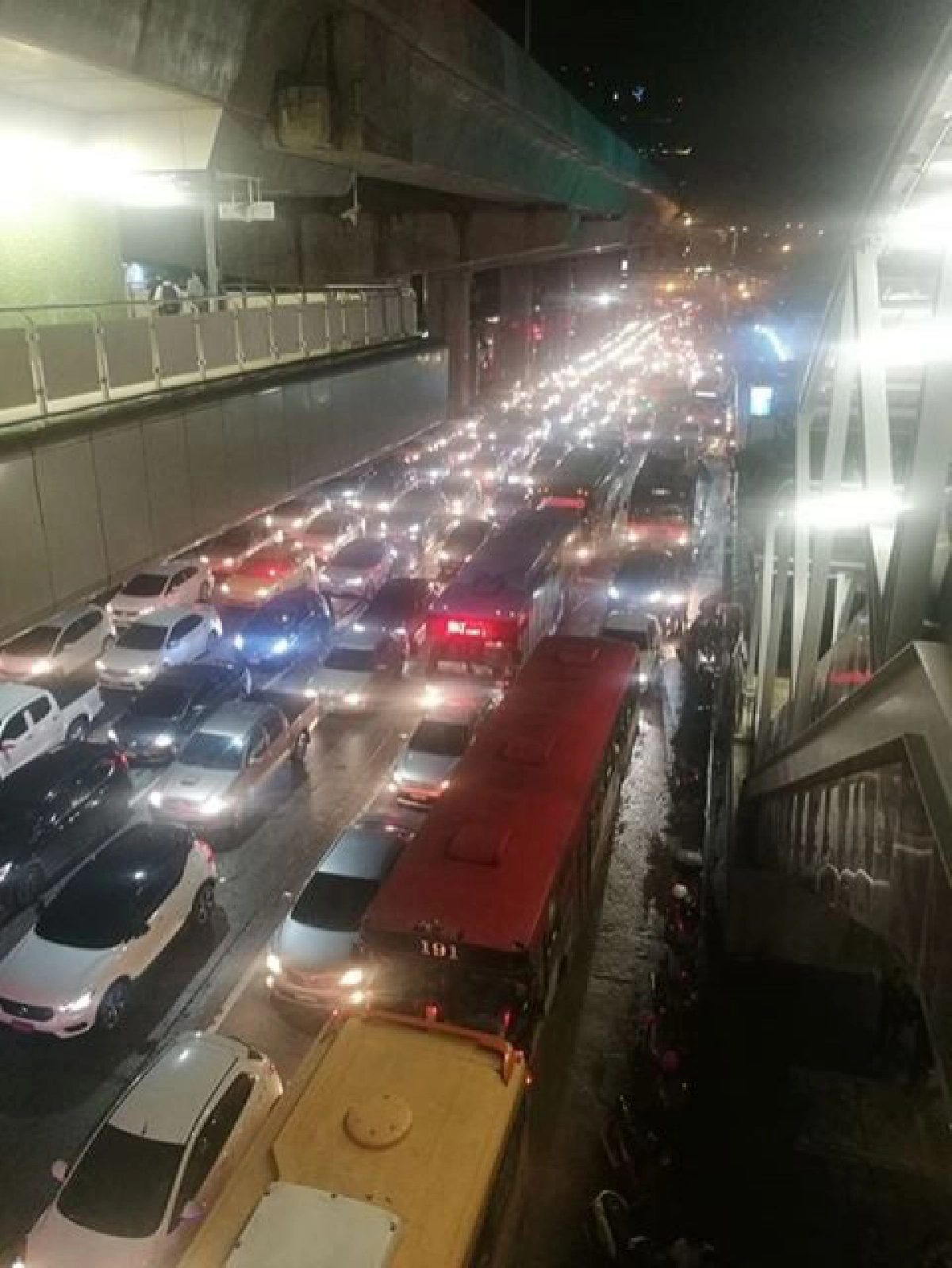 ฝนตกรถติดน้ำท่วมกระเป๋ารถเมล์ทนไม่ไหวแล้วขอทำตามใจตัวเอง