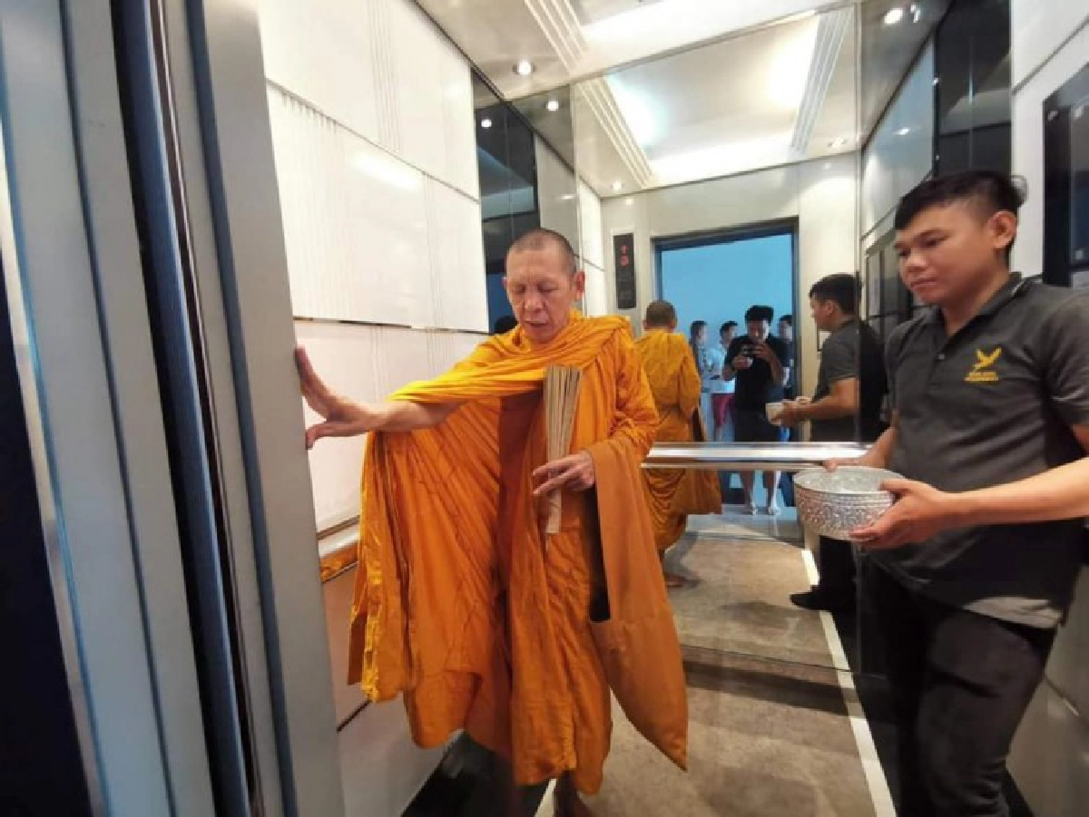 นิมนต์พระทำบุญจุดเกิดเหตุ 'ลันลาเบล' ย้ายโซฟาไว้ลานจอดรถ