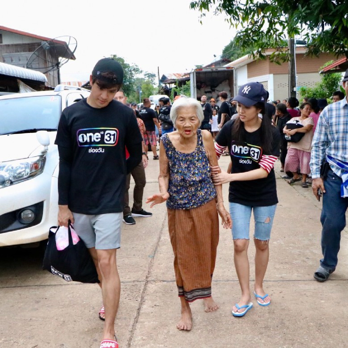 'แท่ง-ชาคริต' ลงพื้นที่ช่วยเหลือผู้ประสบภัยน้ำท่วม