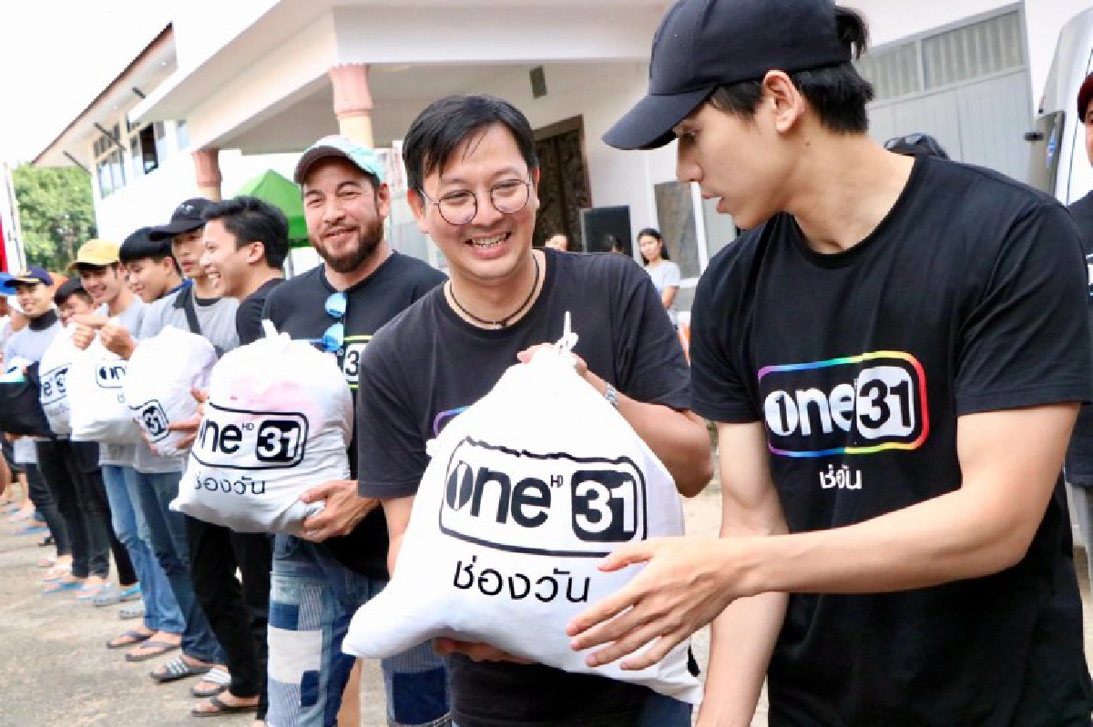 'แท่ง-ชาคริต' ลงพื้นที่ช่วยเหลือผู้ประสบภัยน้ำท่วม