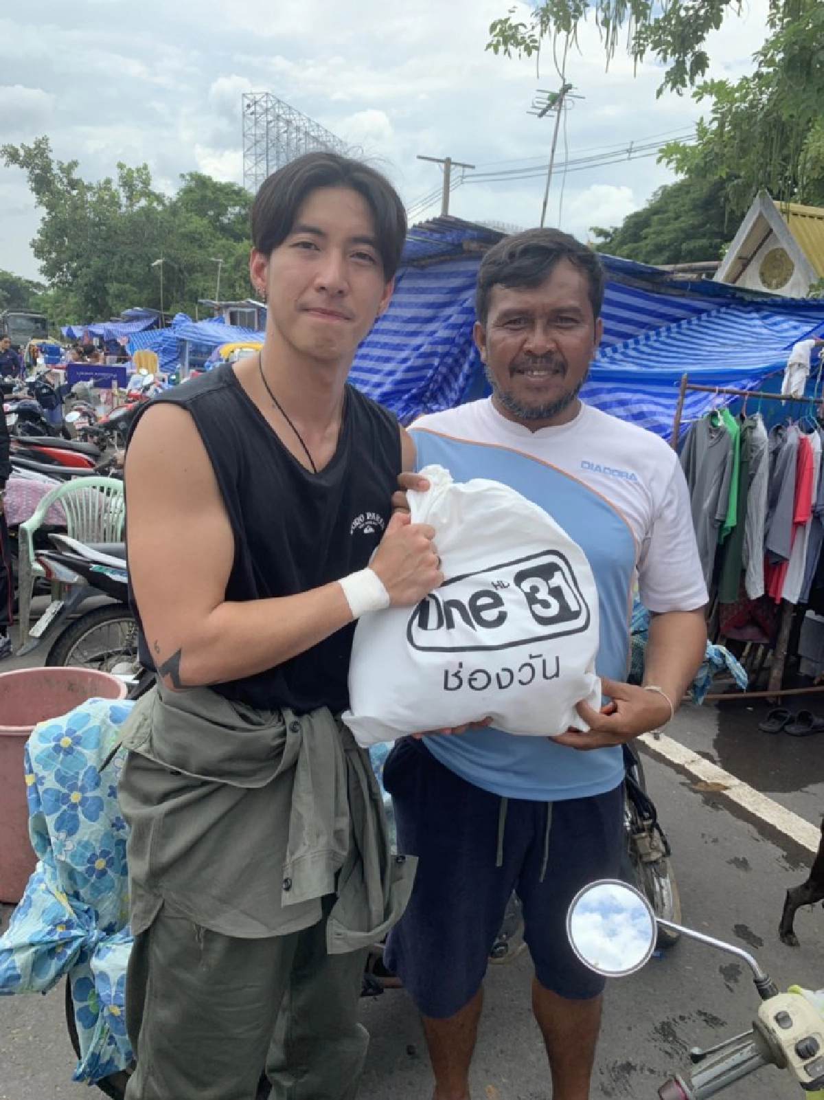 'แท่ง-ชาคริต' ลงพื้นที่ช่วยเหลือผู้ประสบภัยน้ำท่วม