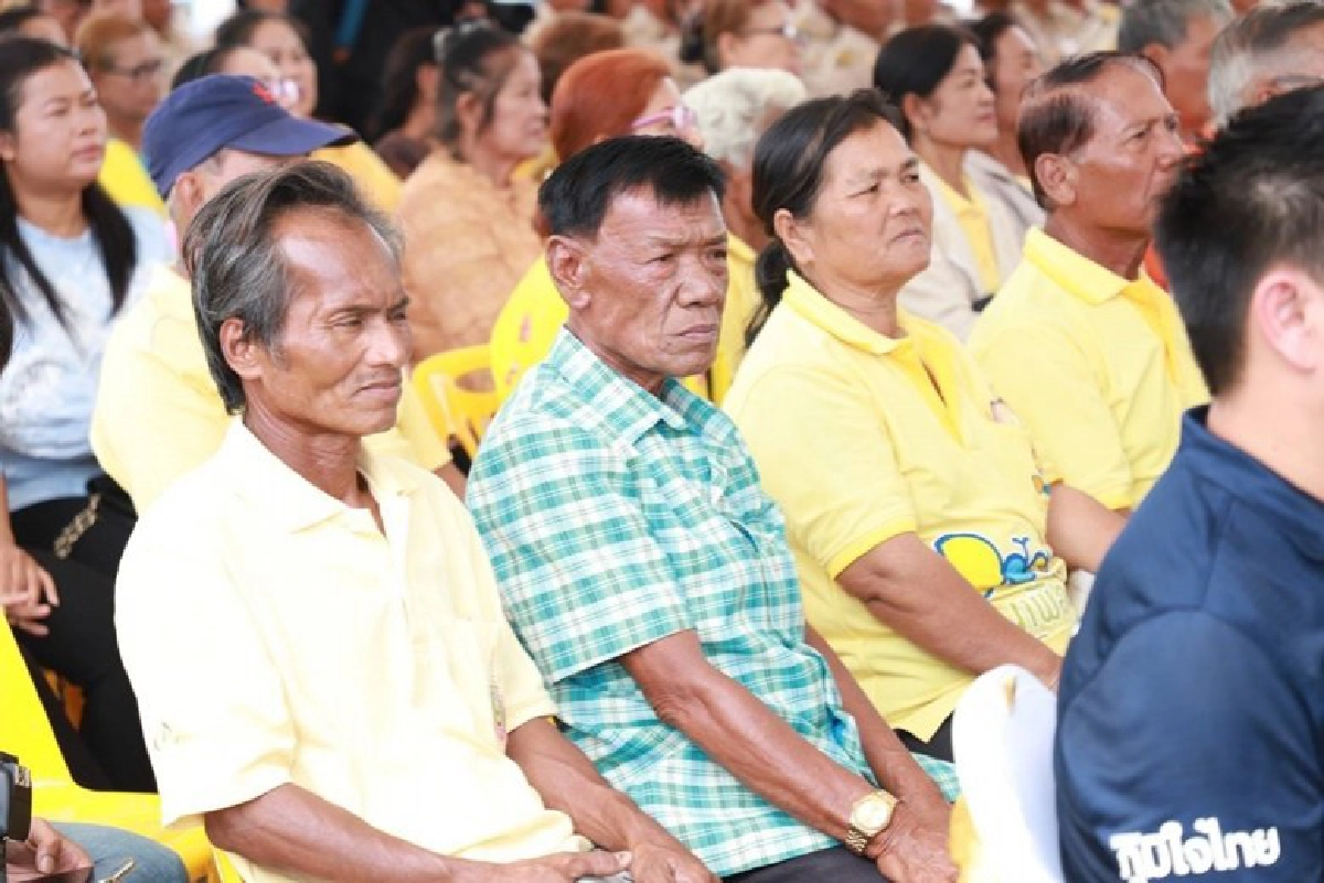 มอบโฉนดแปลงใหม่ พัฒนาพื้นที่เมืองบัวใหญ่
