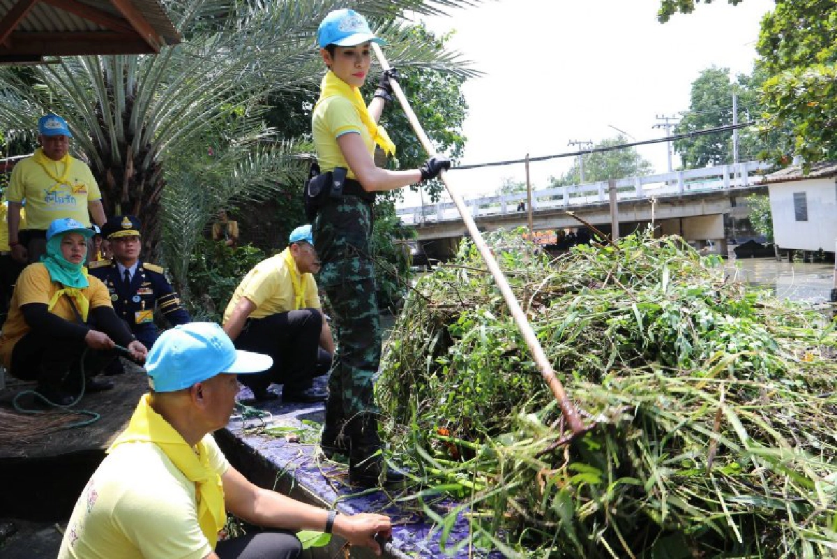 ร.10 โปรดเกล้าฯ เจ้าคุณพระฯ ร่วมกิจกรรมจิตอาสาที่คลองบ้านใหม