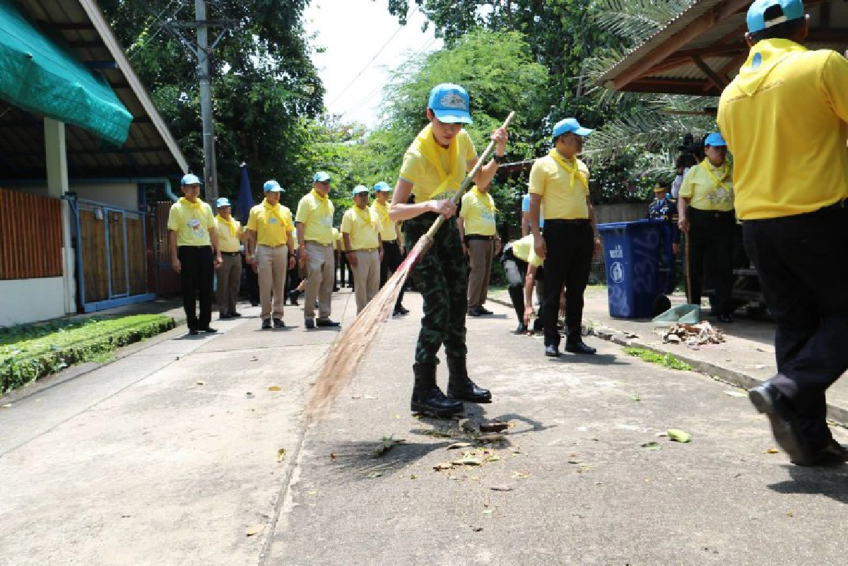 ร.10 โปรดเกล้าฯ เจ้าคุณพระฯ ร่วมกิจกรรมจิตอาสาที่คลองบ้านใหม