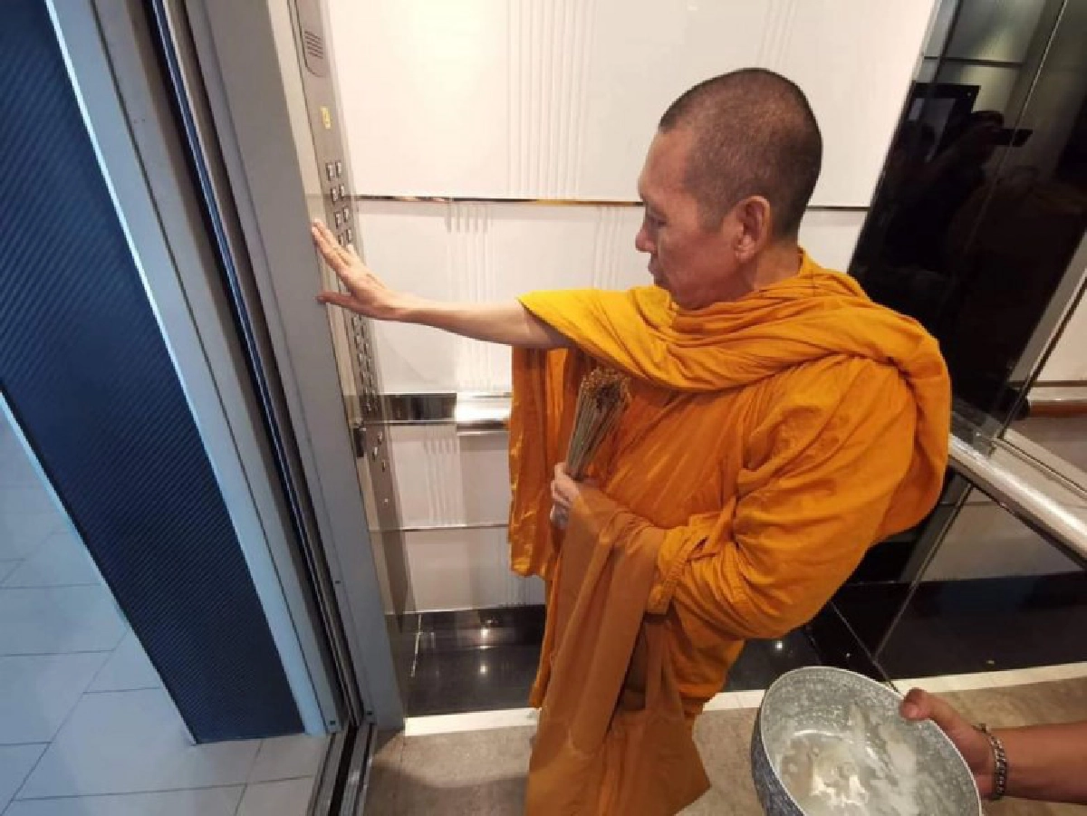 นิมนต์พระทำบุญจุดเกิดเหตุ 'ลันลาเบล' ย้ายโซฟาไว้ลานจอดรถ