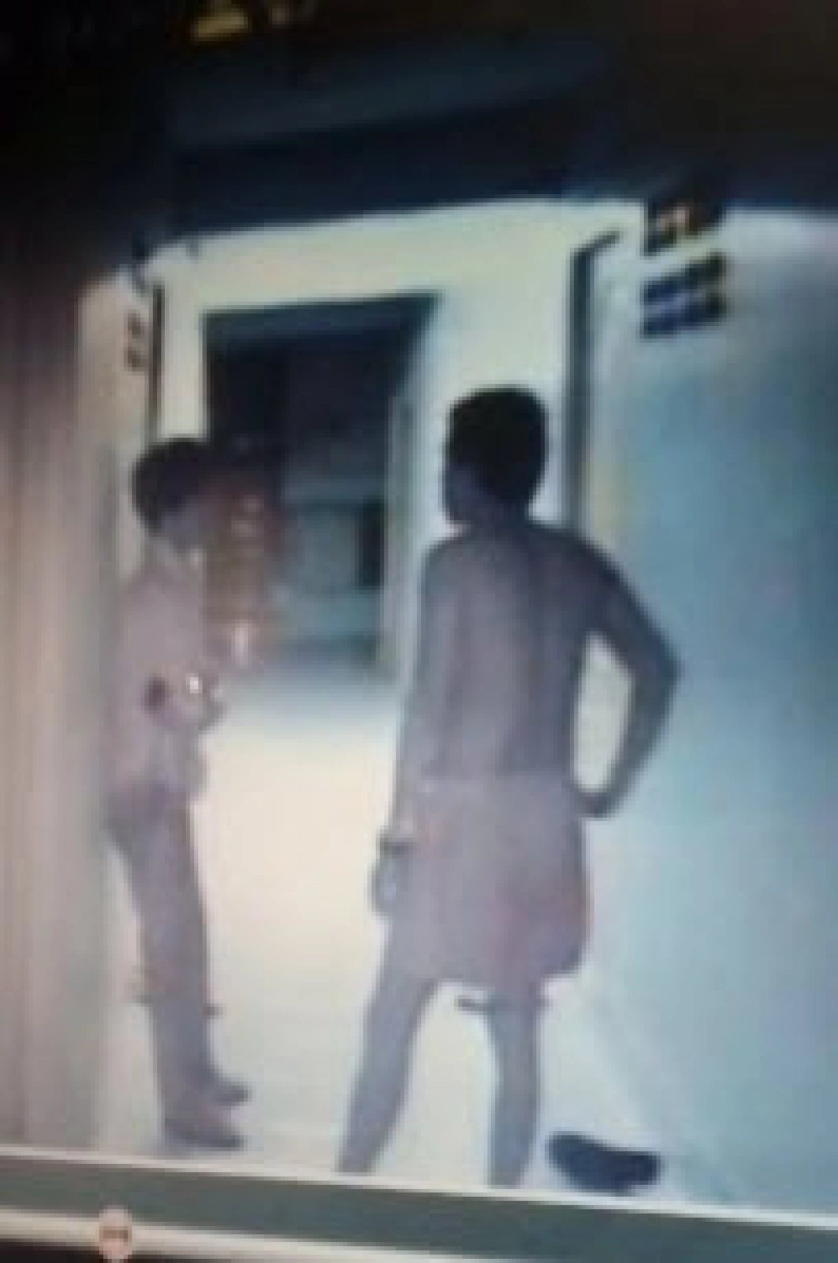  ทำเกินกว่าเหตุมั้ย หนุ่มเตะก้านคอไม่ยั้งคนยืนดักฟังหน้าห้อง