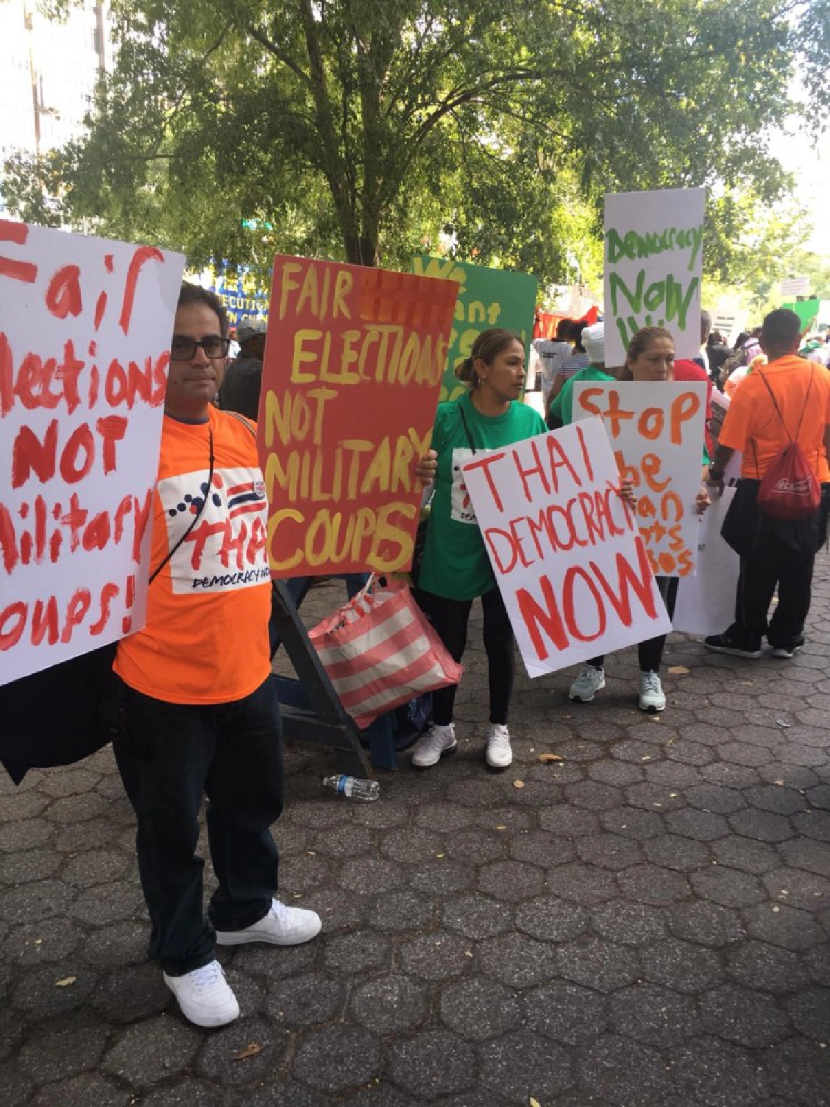 เสื้อแดง ใช้คนเม็กซิกัน-เปรู ชุมนุมต้าน บิ๊กตู่ ที่นิวยอร์ก