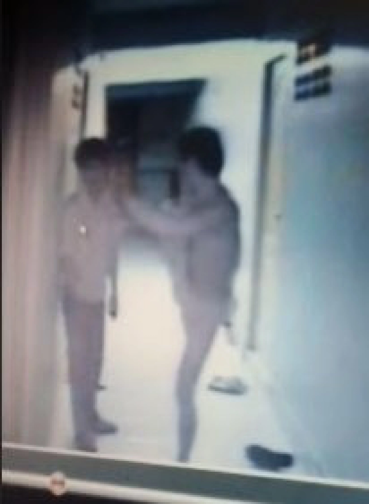  ทำเกินกว่าเหตุมั้ย หนุ่มเตะก้านคอไม่ยั้งคนยืนดักฟังหน้าห้อง