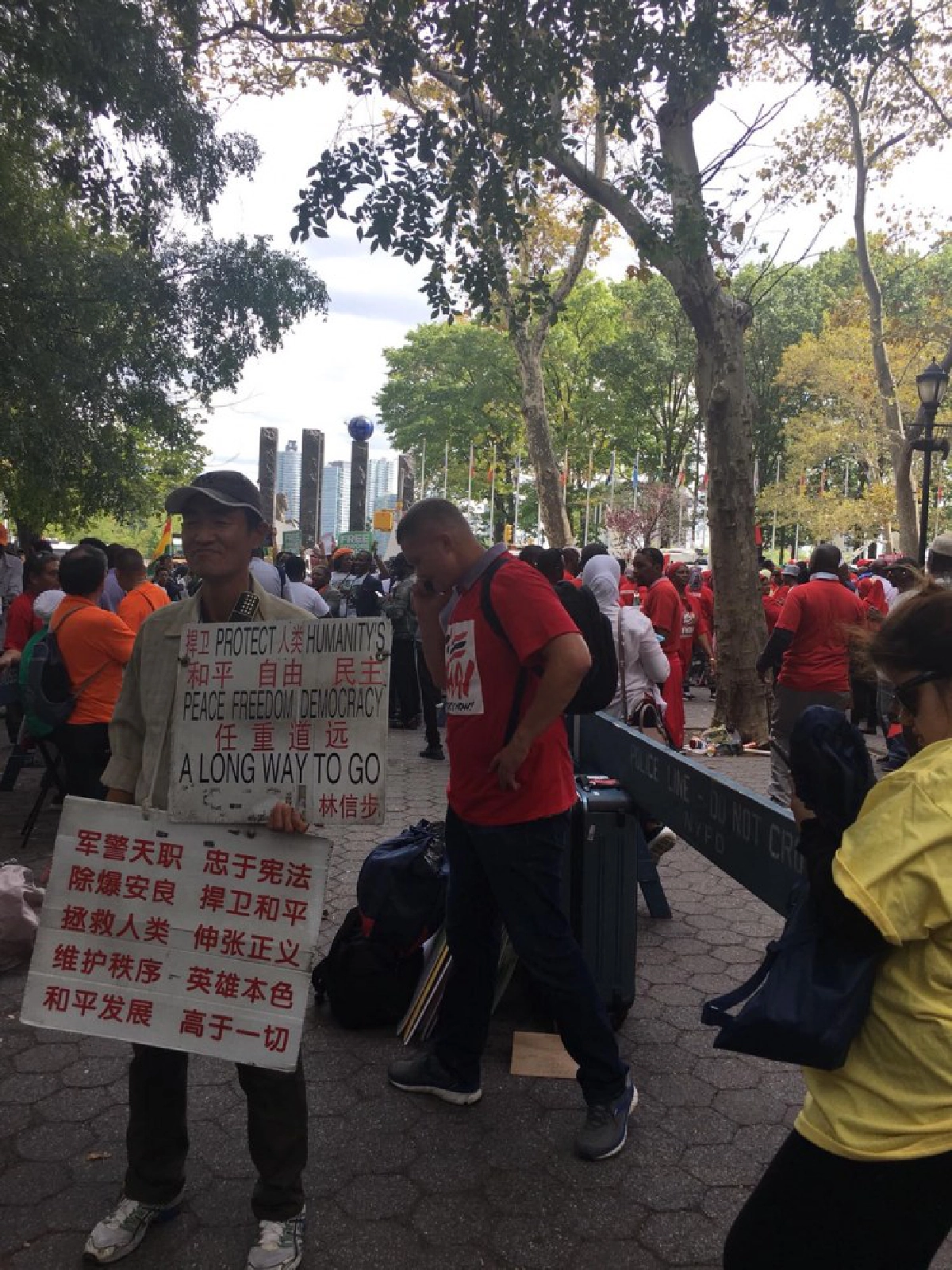 เสื้อแดง ใช้คนเม็กซิกัน-เปรู ชุมนุมต้าน บิ๊กตู่ ที่นิวยอร์ก