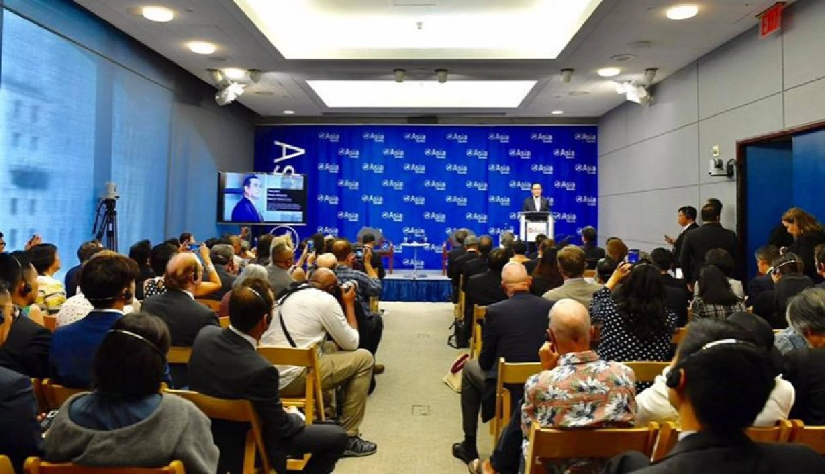 บิ๊กตู่ โดนแล้วชูป้ายประท้วงระหว่างปาฐกถา  