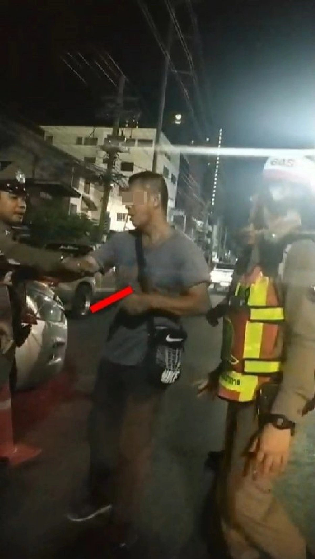 รู้ตัวแล้ว ที่แท้ตำรวจ ชักปืนขู่ อส.ขณะตั้งด่าน