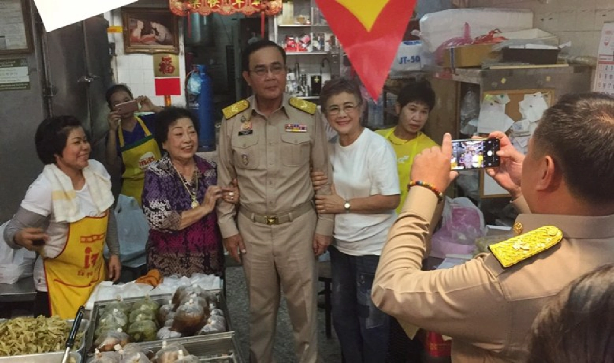 (คลิป) บิ๊กตู่ เนื้อหอมเดินตลาดเก่าเยาวราช คนขอถ่ายรูปเพียบ