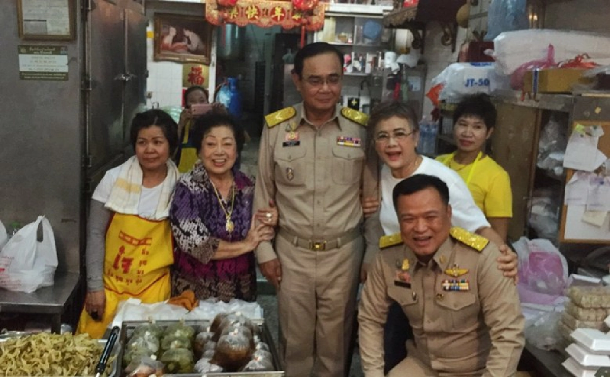 (คลิป) บิ๊กตู่ เนื้อหอมเดินตลาดเก่าเยาวราช คนขอถ่ายรูปเพียบ