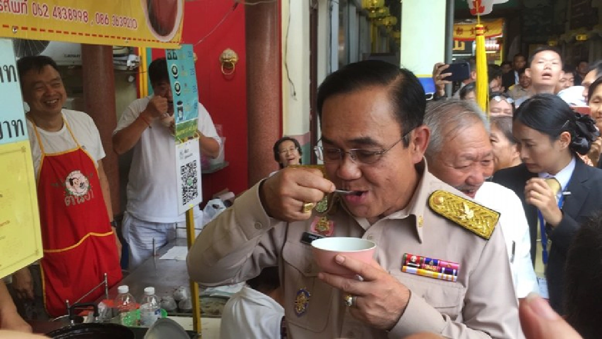(คลิป) บิ๊กตู่ เนื้อหอมเดินตลาดเก่าเยาวราช คนขอถ่ายรูปเพียบ