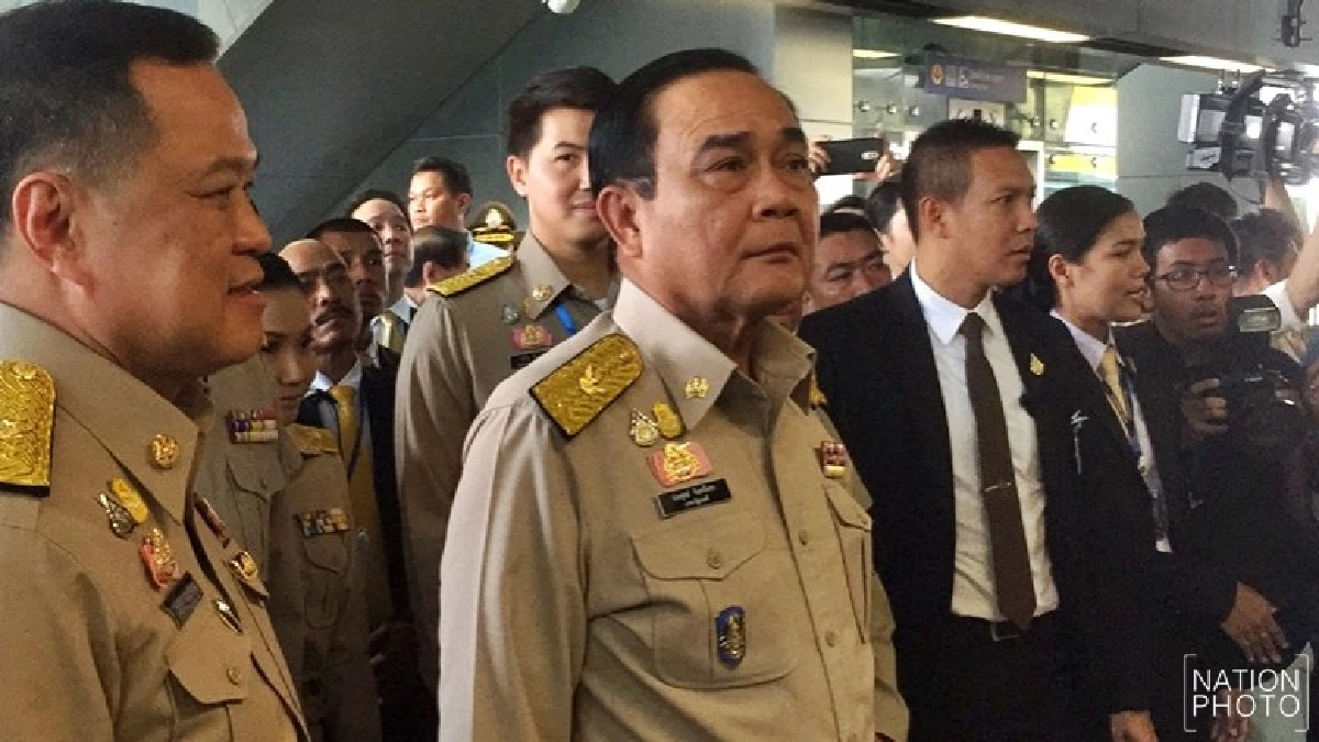 (คลิป) บิ๊กตู่ เนื้อหอมเดินตลาดเก่าเยาวราช คนขอถ่ายรูปเพียบ