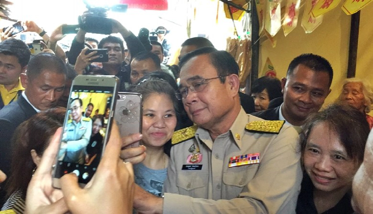(คลิป) บิ๊กตู่ เนื้อหอมเดินตลาดเก่าเยาวราช คนขอถ่ายรูปเพียบ