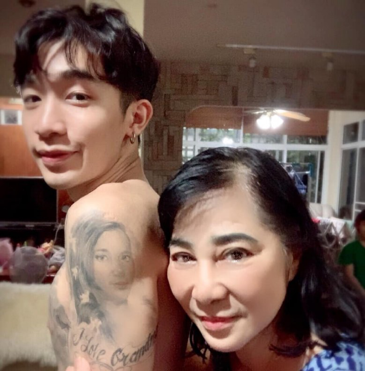 วิยะดาฉุนหลานจัด แอบเห็นรูปรอยสักที่แขน