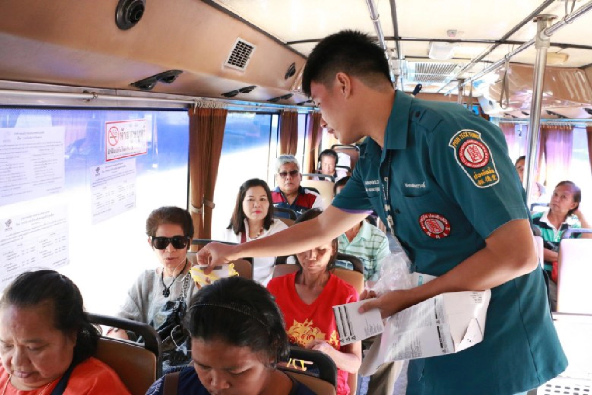 มูลนิธิป่อเต็กตึ๊ง ห่วงใยคนกรุงแจกจ่ายหน้ากากอนามัย 