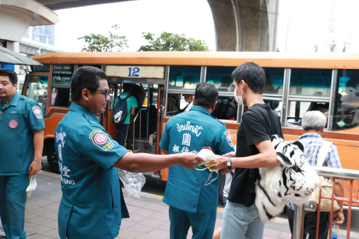 มูลนิธิป่อเต็กตึ๊ง ห่วงใยคนกรุงแจกจ่ายหน้ากากอนามัย 