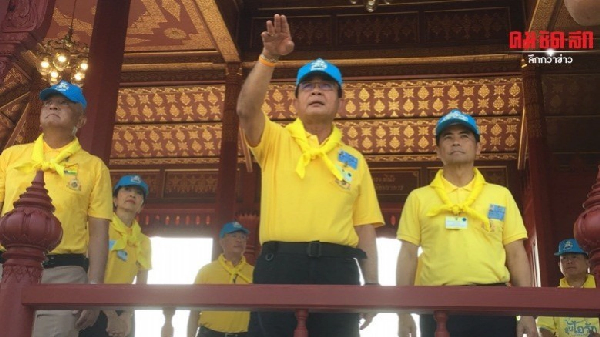นายกฯปลื้มปิติเป็นล้นพ้น ลงเรือสำรวจเส้นทางเสด็จฯ นายกฯปลื้มปิติเป็นล้นพ้น ลงเรือสำรวจเส้นทางเสด็จฯ