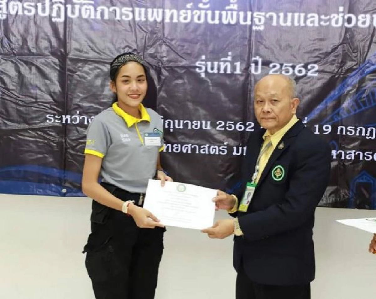  นศ.หญิงทำ CPR ให้กับเพื่อน นศ.หมดสติ กลางโรงอาหาร
