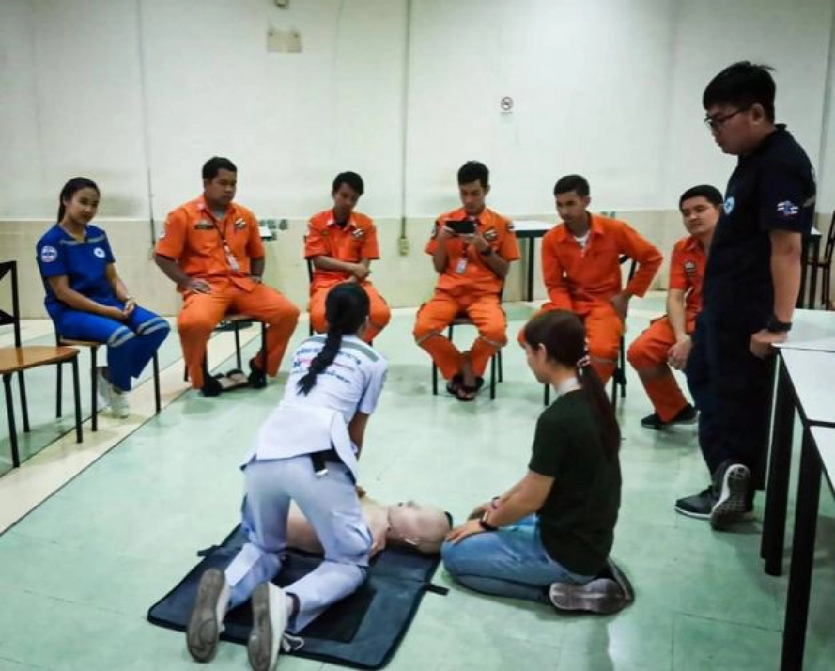  นศ.หญิงทำ CPR ให้กับเพื่อน นศ.หมดสติ กลางโรงอาหาร