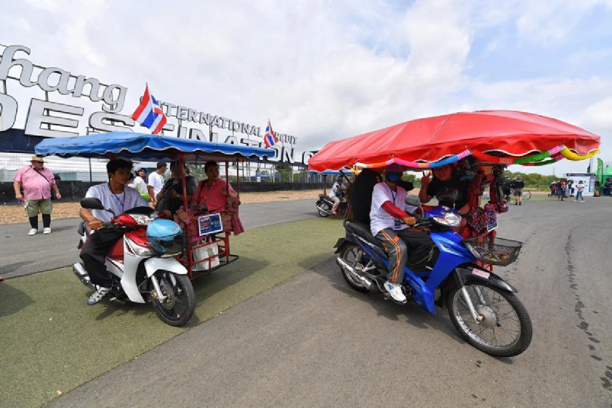 ส่องบรรยากาศรอบสนาม 'ไทยแลนด์ จีพี 2019' วันแรก (ภาพชุด)