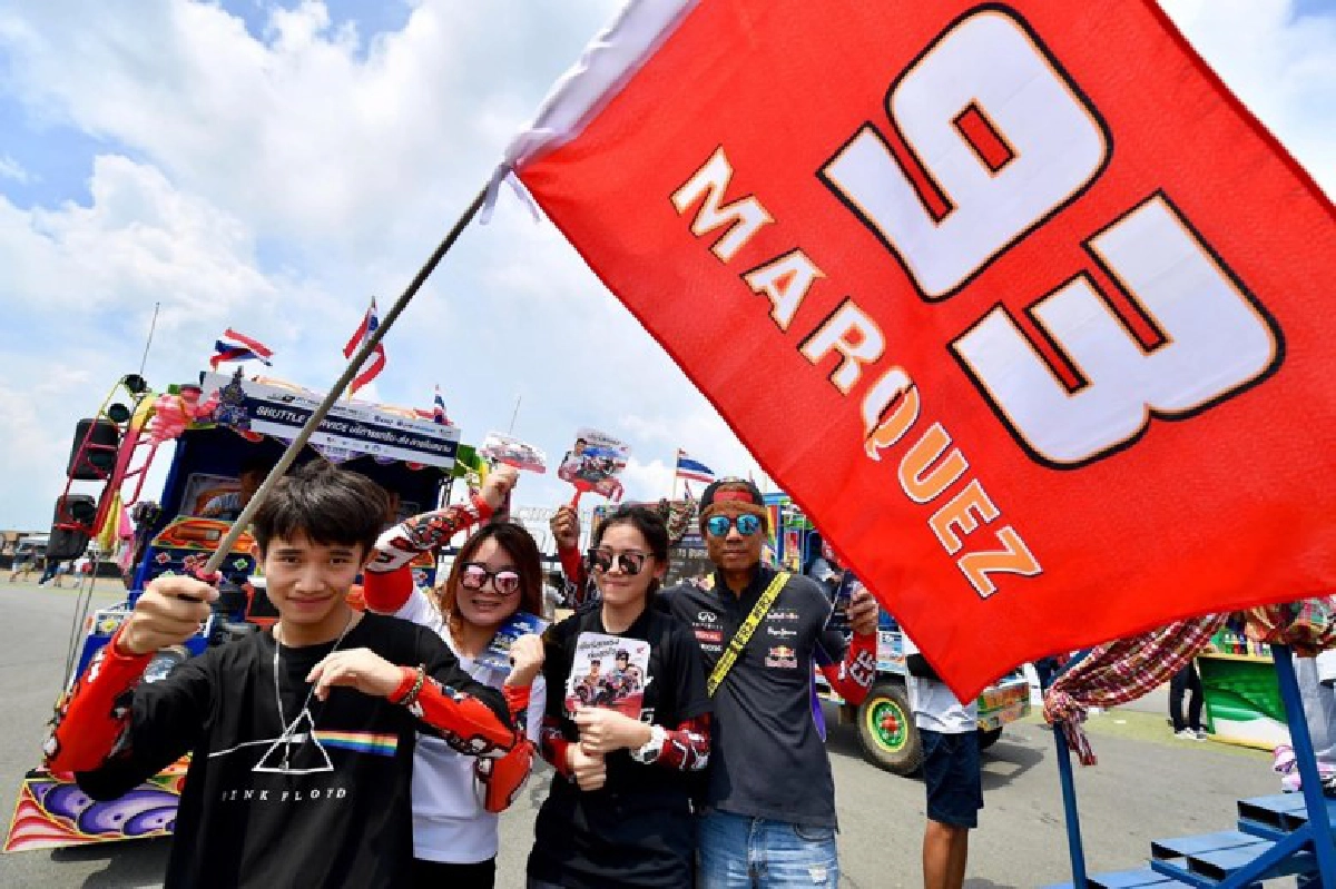 ส่องบรรยากาศรอบสนาม 'ไทยแลนด์ จีพี 2019' วันแรก (ภาพชุด)
