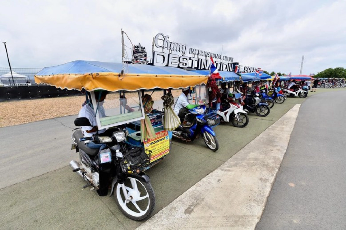 ส่องบรรยากาศรอบสนาม 'ไทยแลนด์ จีพี 2019' วันแรก (ภาพชุด)