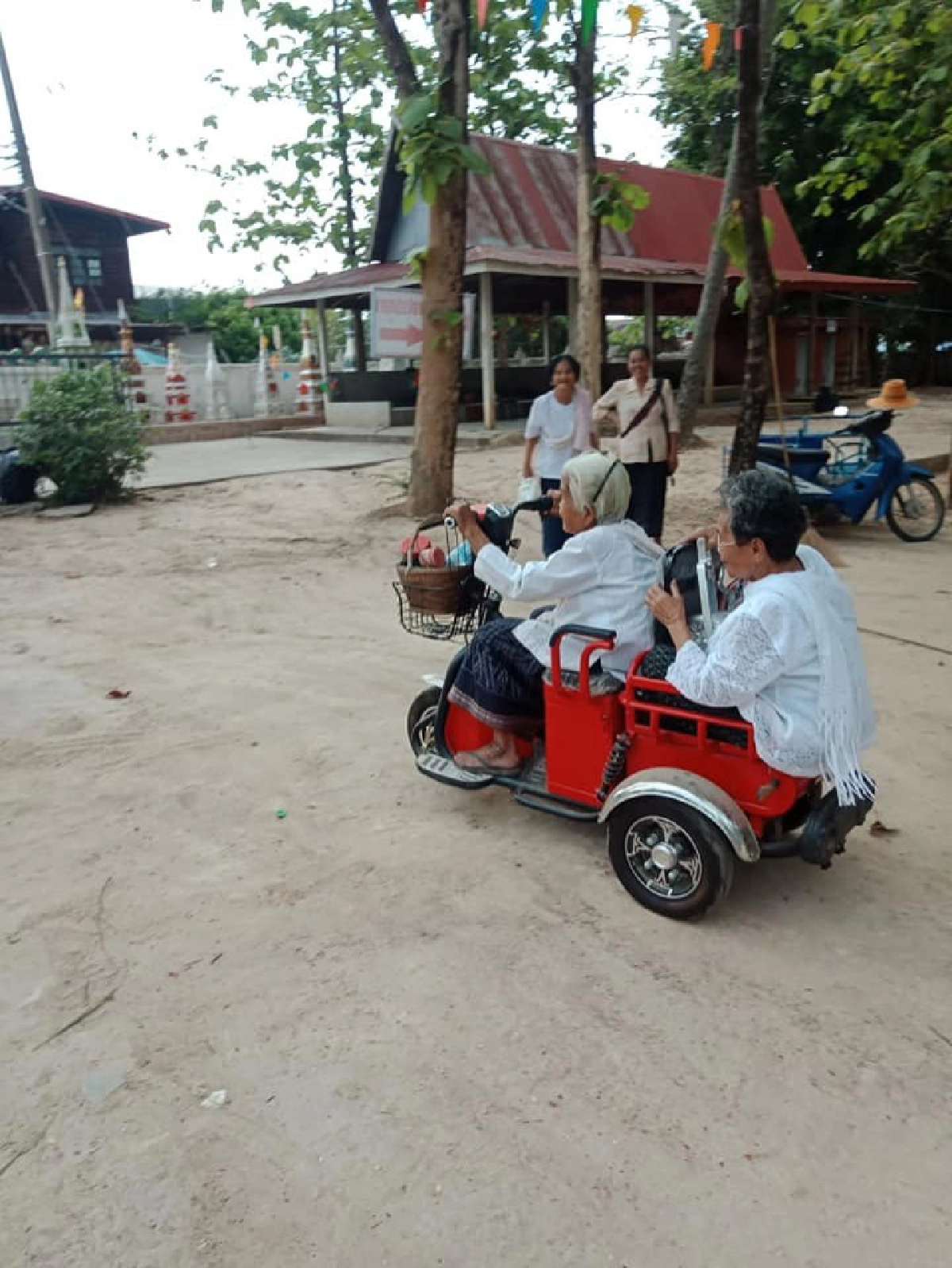 คุณยายสายซิ่ง ควบรถสามล้อไฟฟ้า พาเพื่อนรัก ซ้อนท้ายไปทำบุญ