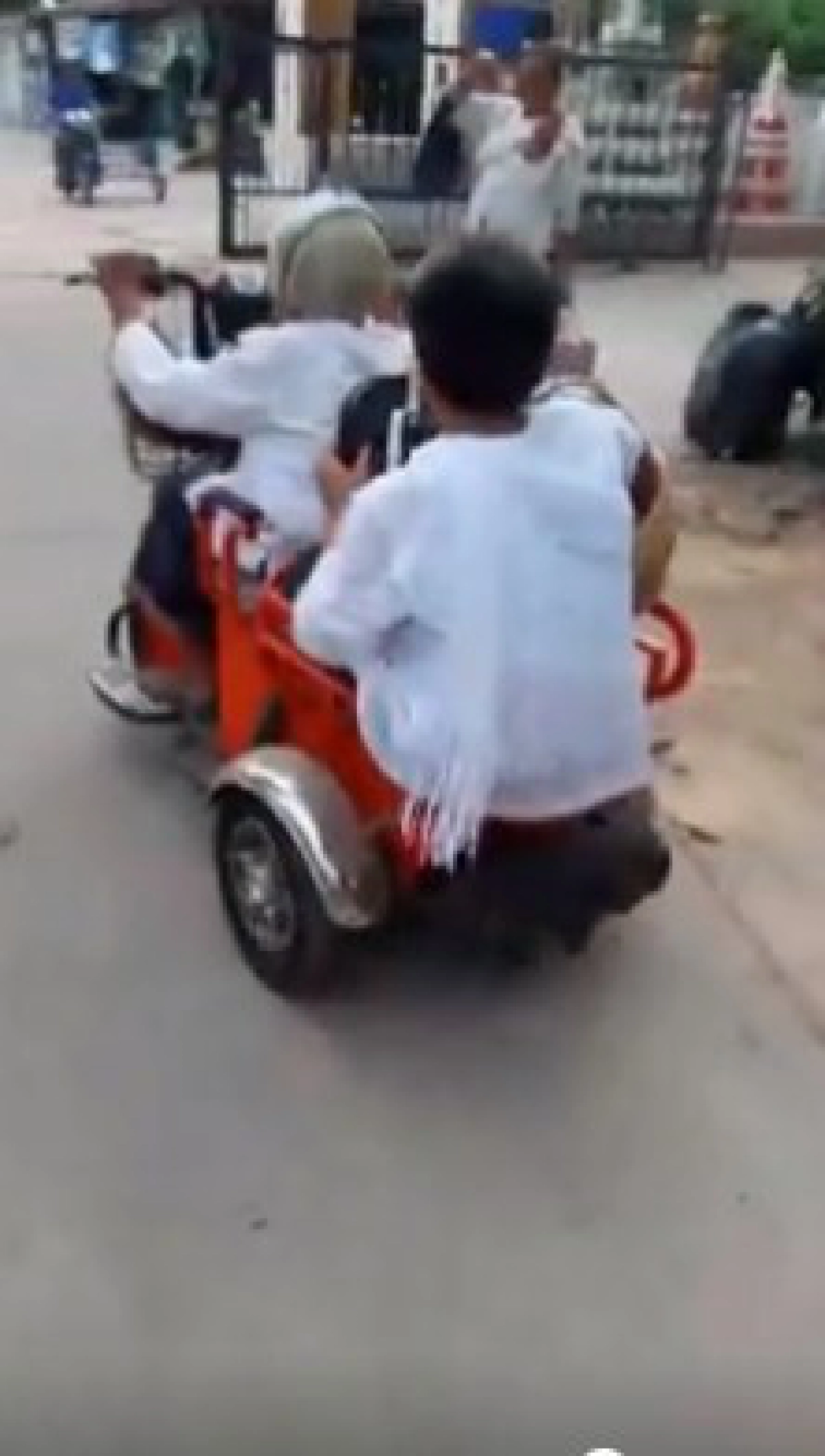 คุณยายสายซิ่ง ควบรถสามล้อไฟฟ้า พาเพื่อนรัก ซ้อนท้ายไปทำบุญ