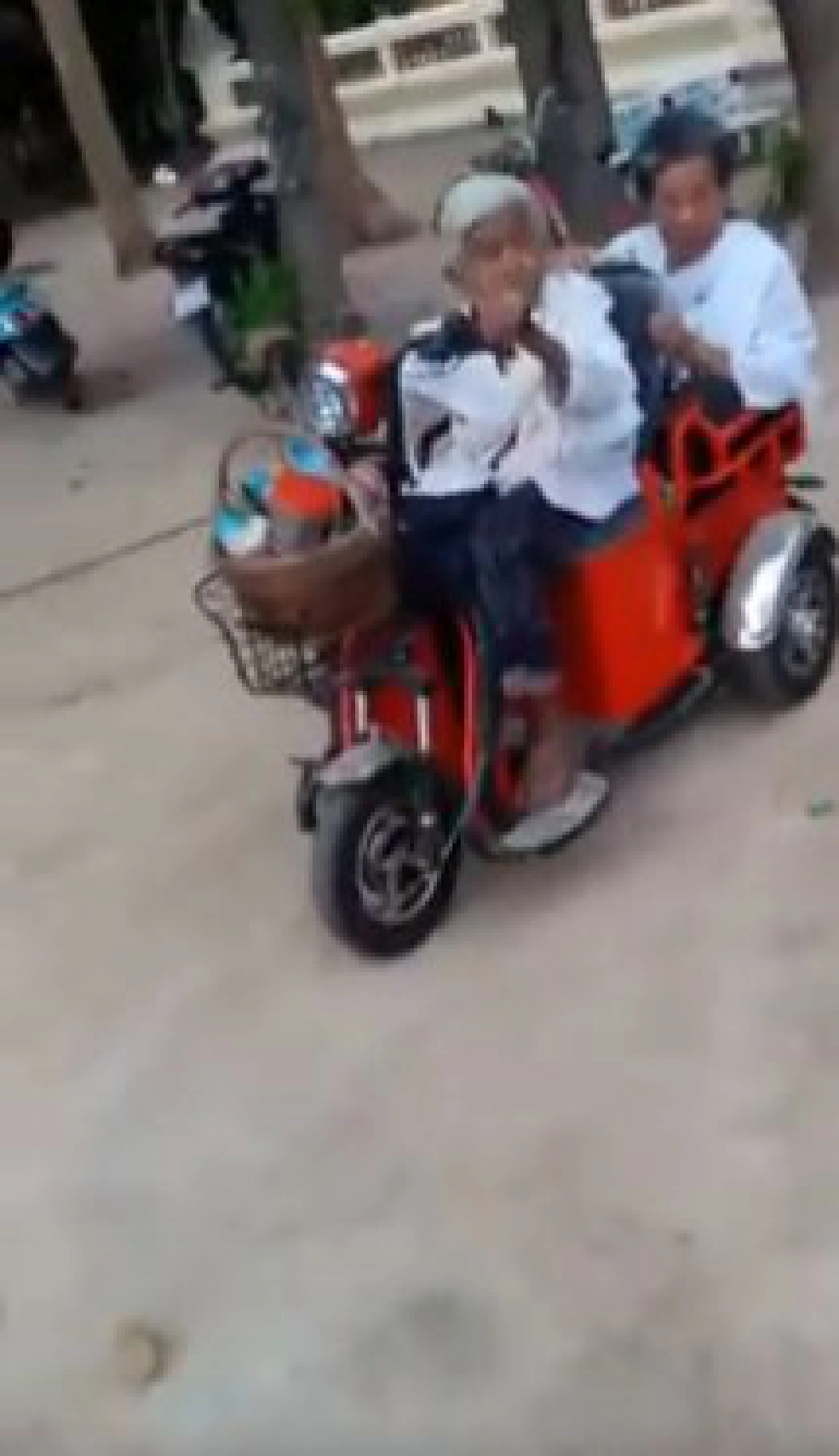 คุณยายสายซิ่ง ควบรถสามล้อไฟฟ้า พาเพื่อนรัก ซ้อนท้ายไปทำบุญ