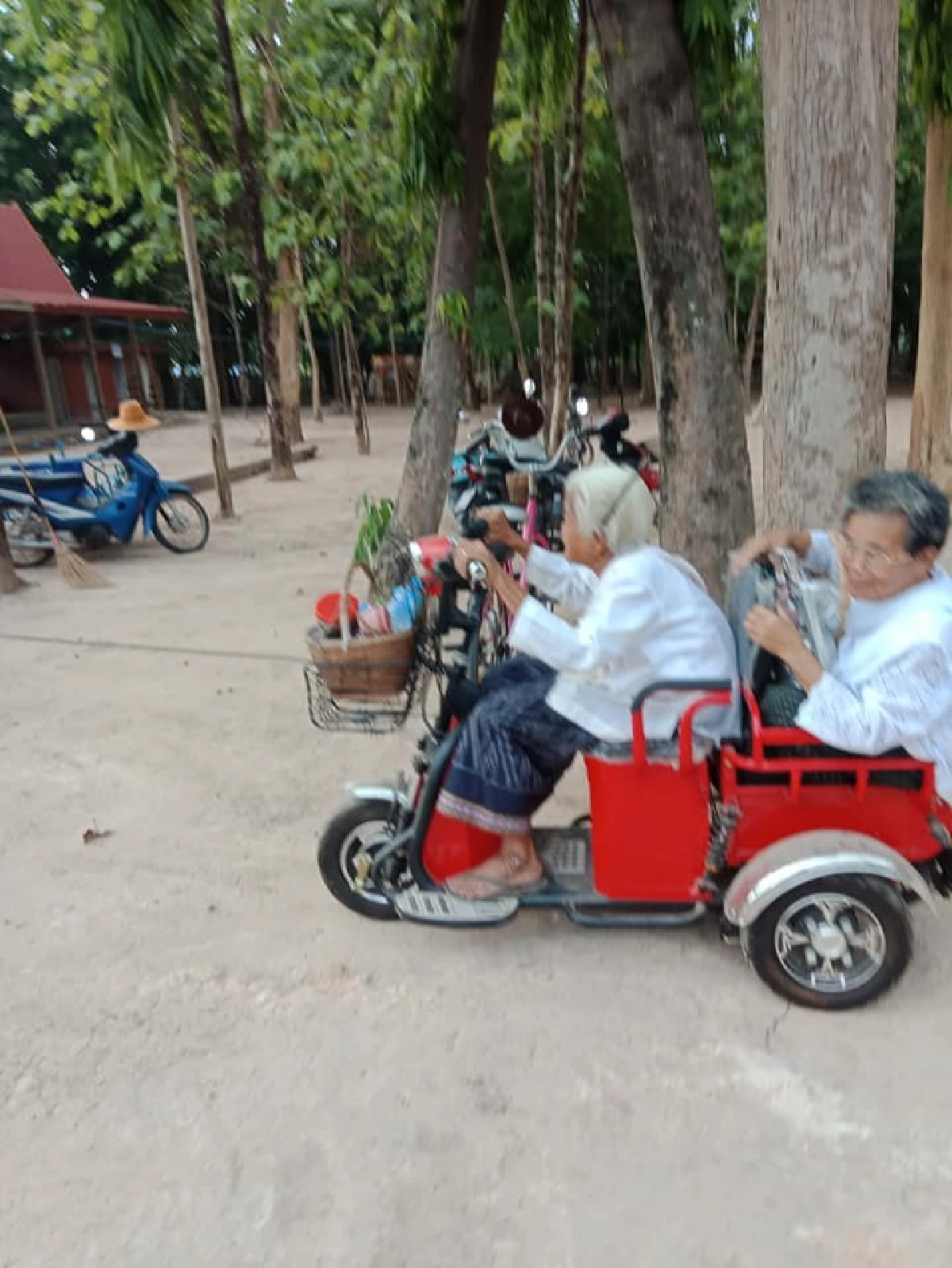 คุณยายสายซิ่ง ควบรถสามล้อไฟฟ้า พาเพื่อนรัก ซ้อนท้ายไปทำบุญ