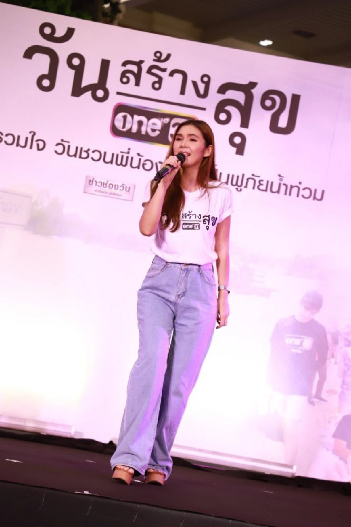 คนบันเทิง เปิดบูธขายเสื้อ ช่วยโครงการ 'วันสร้างสุข'