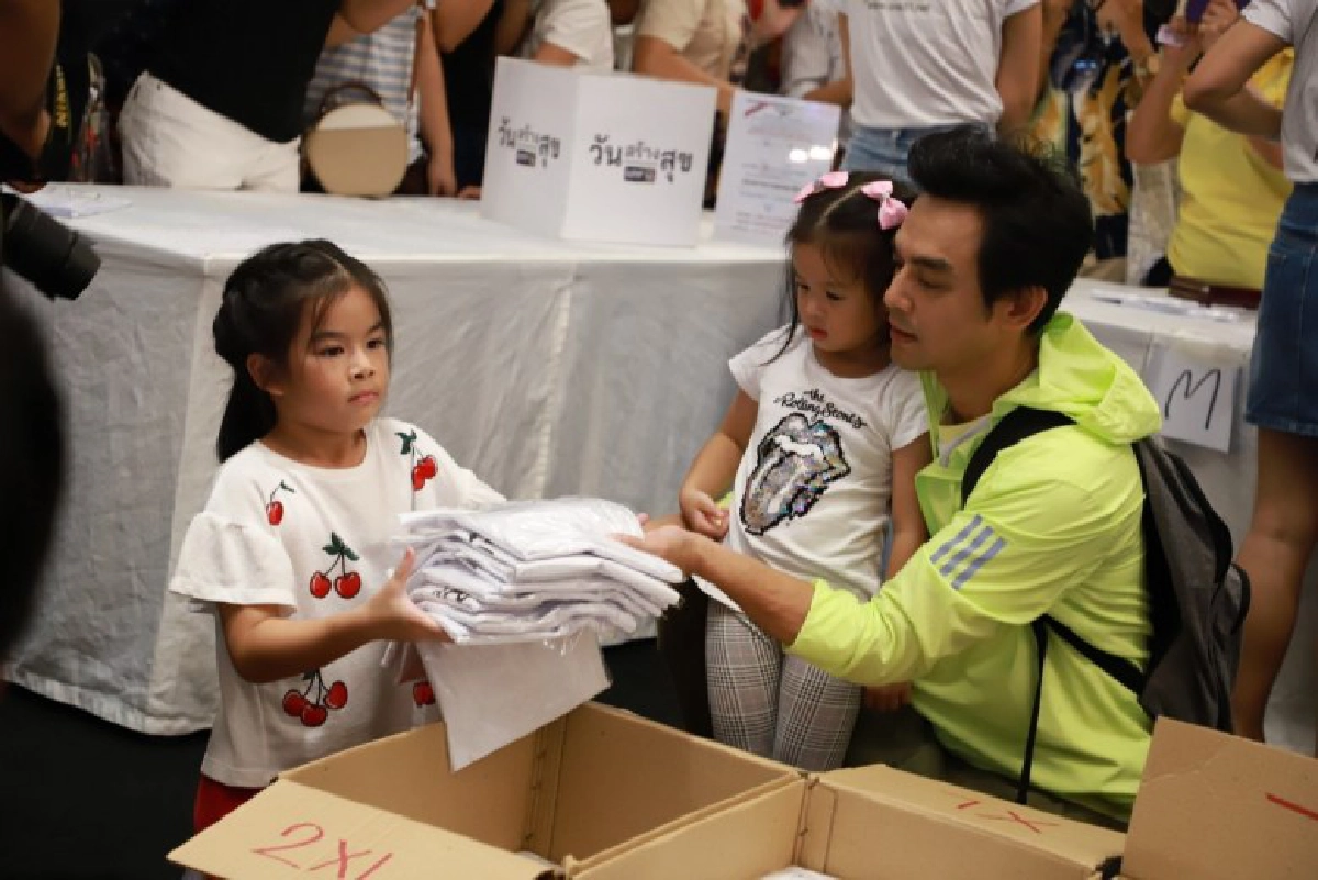คนบันเทิง เปิดบูธขายเสื้อ ช่วยโครงการ 'วันสร้างสุข'